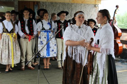 Śpiew w wykonaniu solistów z zespołu "Wisła"